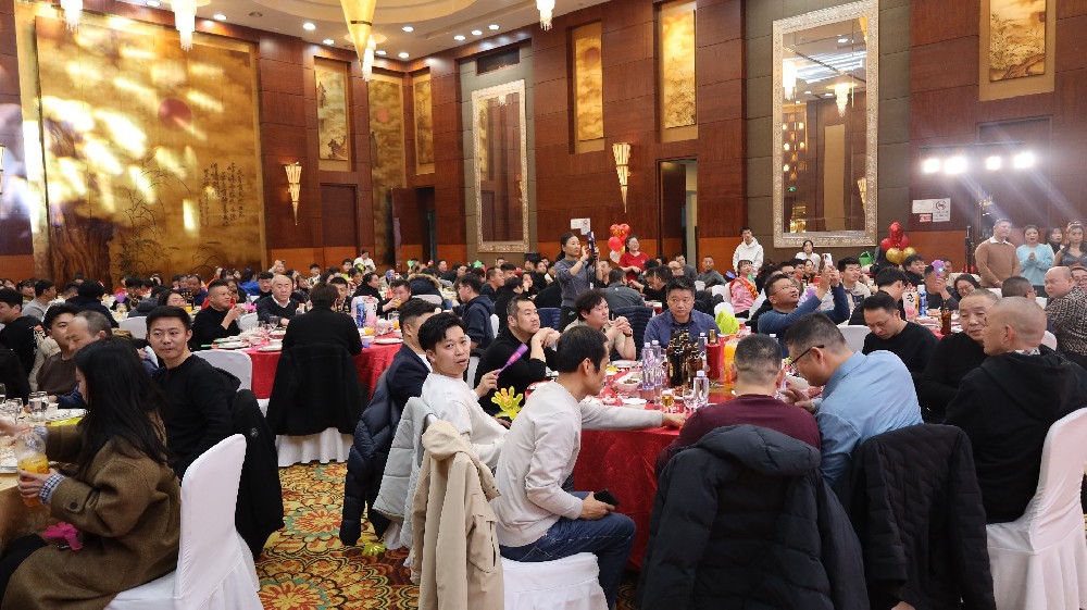 ULS“感恩有你同行致遠”2024年終尾牙暨評優評先頒獎晚會圓滿結束
